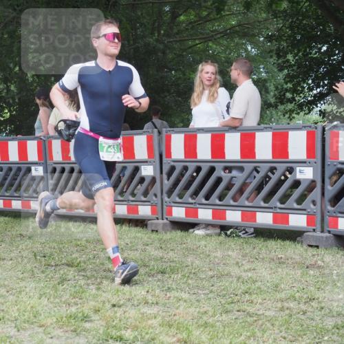21.06.2025 - 27. Vierlanden-Triathlon KatJ http://msf.ph/oto/8019466 15.06.2025 13:19:03 Ziel 646, 743 meine-sportfotos.de