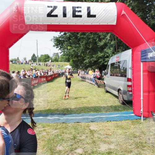 21.06.2025 - 27. Vierlanden-Triathlon MichiJ http://msf.ph/oto/8019467 15.06.2026 11:35:01 Ziel 579, 1395 meine-sportfotos.de