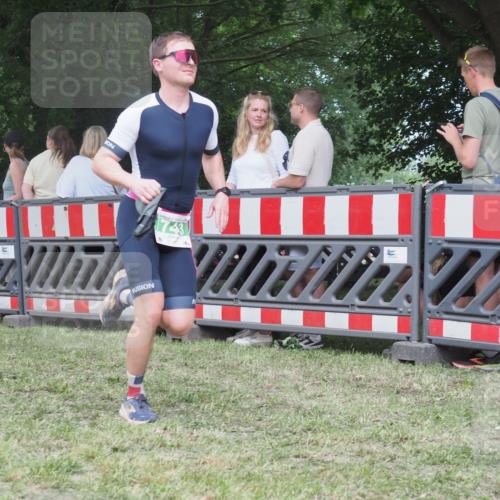 21.06.2025 - 27. Vierlanden-Triathlon KatJ http://msf.ph/oto/8019478 15.06.2025 13:19:03 Ziel 646, 743 meine-sportfotos.de