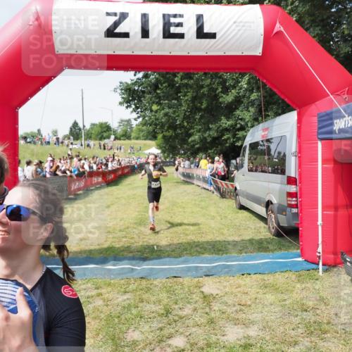 21.06.2025 - 27. Vierlanden-Triathlon MichiJ http://msf.ph/oto/8019483 15.06.2026 11:35:01 Ziel 579, 1395 meine-sportfotos.de