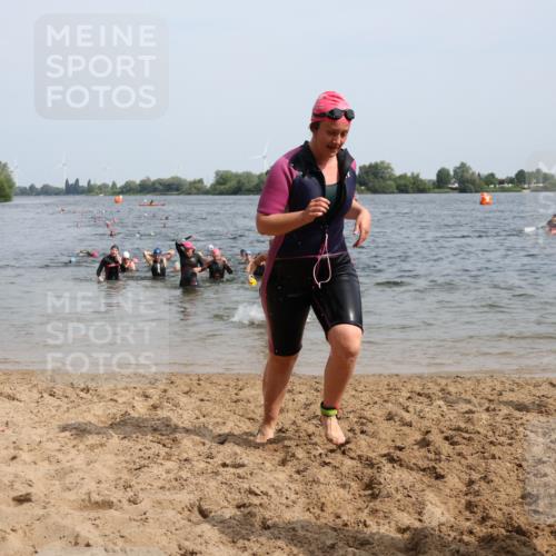 15.06.2025 - 27. Vierlanden-Triathlon Lena Gebhardt http://msf.ph/oto/8019491 15.06.2025 10:17:16 Schwimmen 479, 510, 529, 556, 575, 581, 584, 602 meine-sportfotos.de