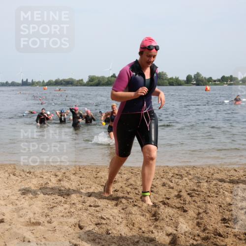 15.06.2025 - 27. Vierlanden-Triathlon Lena Gebhardt http://msf.ph/oto/8019497 15.06.2025 10:17:16 Schwimmen 479, 510, 529, 556, 575, 581, 584, 602 meine-sportfotos.de