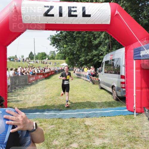 21.06.2025 - 27. Vierlanden-Triathlon MichiJ http://msf.ph/oto/8019501 15.06.2026 11:35:02 Ziel 579, 1395 meine-sportfotos.de
