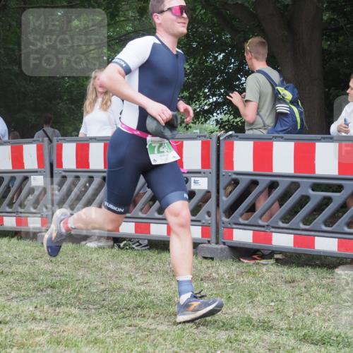 21.06.2025 - 27. Vierlanden-Triathlon KatJ http://msf.ph/oto/8019507 15.06.2025 13:19:03 Ziel 646, 743 meine-sportfotos.de