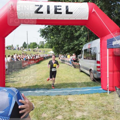 21.06.2025 - 27. Vierlanden-Triathlon MichiJ http://msf.ph/oto/8019514 15.06.2026 11:35:02 Ziel 579, 1395 meine-sportfotos.de