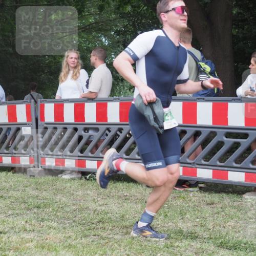 21.06.2025 - 27. Vierlanden-Triathlon KatJ http://msf.ph/oto/8019519 15.06.2025 13:19:03 Ziel 646, 743 meine-sportfotos.de