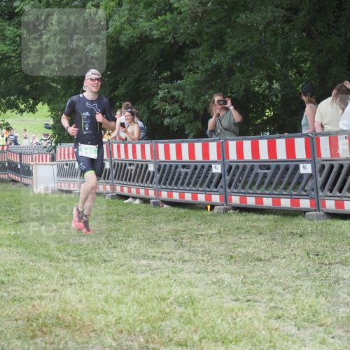 21.06.2025 - 27. Vierlanden-Triathlon KatJ http://msf.ph/oto/8019547 15.06.2025 13:19:05 Ziel 646 meine-sportfotos.de