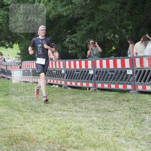 21.06.2025 - 27. Vierlanden-Triathlon KatJ http://msf.ph/oto/8019558 15.06.2025 13:19:05 Ziel 646 meine-sportfotos.de