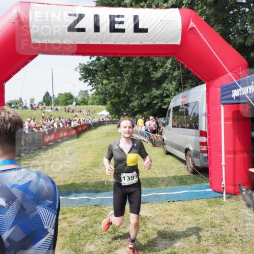 21.06.2025 - 27. Vierlanden-Triathlon MichiJ http://msf.ph/oto/8019565 15.06.2026 11:35:03 Ziel 579, 1395 meine-sportfotos.de