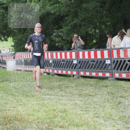 21.06.2025 - 27. Vierlanden-Triathlon KatJ http://msf.ph/oto/8019572 15.06.2025 13:19:05 Ziel 646 meine-sportfotos.de