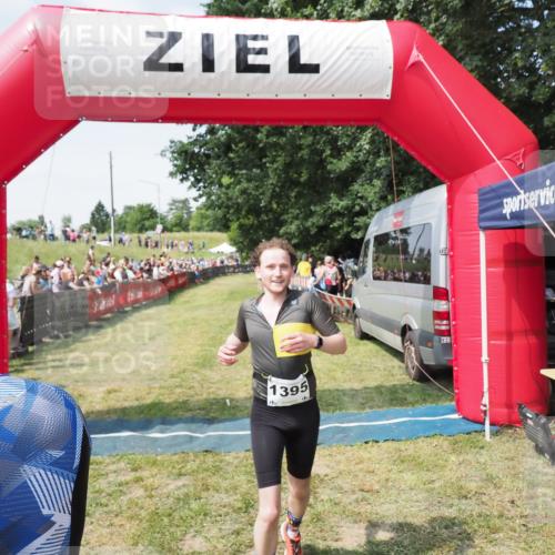 21.06.2025 - 27. Vierlanden-Triathlon MichiJ http://msf.ph/oto/8019578 15.06.2026 11:35:03 Ziel 579, 1395 meine-sportfotos.de