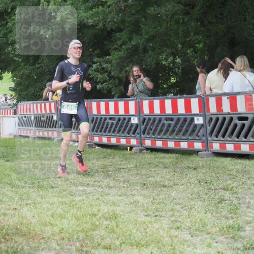21.06.2025 - 27. Vierlanden-Triathlon KatJ http://msf.ph/oto/8019580 15.06.2025 13:19:05 Ziel 646 meine-sportfotos.de
