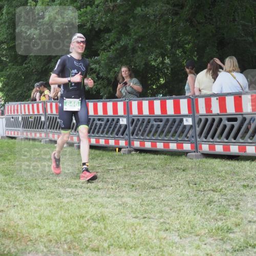 21.06.2025 - 27. Vierlanden-Triathlon KatJ http://msf.ph/oto/8019584 15.06.2025 13:19:05 Ziel 646 meine-sportfotos.de