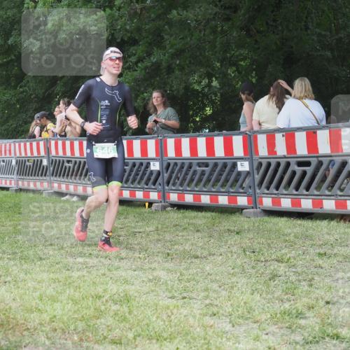 21.06.2025 - 27. Vierlanden-Triathlon KatJ http://msf.ph/oto/8019588 15.06.2025 13:19:06 Ziel 646 meine-sportfotos.de