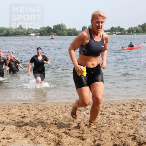 15.06.2025 - 27. Vierlanden-Triathlon Lena Gebhardt http://msf.ph/oto/8019598 15.06.2025 10:17:20 Schwimmen 529, 575, 581, 582, 584, 594 meine-sportfotos.de