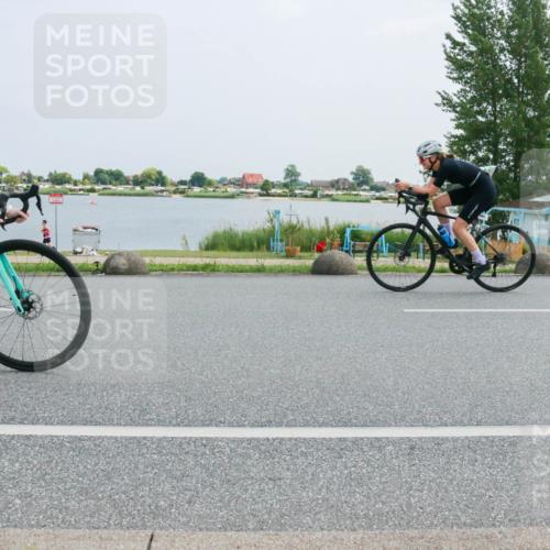 21.06.2025 - 27. Vierlanden-Triathlon H.Heesch http://msf.ph/oto/8019608 15.06.2025 12:02:35 Radfahren 219, 876, 944 meine-sportfotos.de