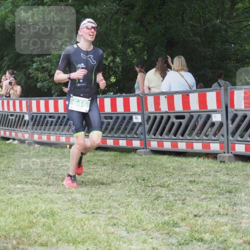 21.06.2025 - 27. Vierlanden-Triathlon KatJ http://msf.ph/oto/8019609 15.06.2025 13:19:06 Ziel 646 meine-sportfotos.de