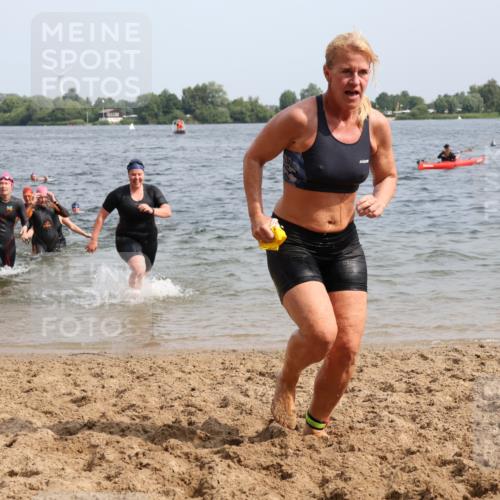 15.06.2025 - 27. Vierlanden-Triathlon Lena Gebhardt http://msf.ph/oto/8019611 15.06.2025 10:17:20 Schwimmen 529, 575, 581, 582, 584, 594 meine-sportfotos.de