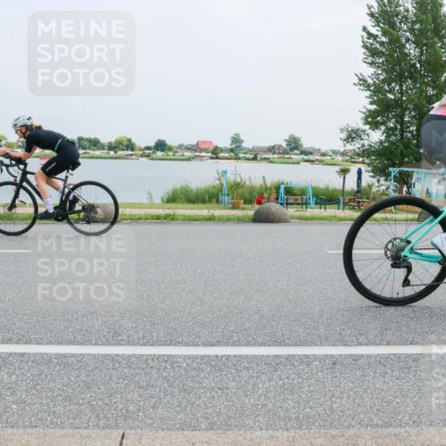 21.06.2025 - 27. Vierlanden-Triathlon H.Heesch http://msf.ph/oto/8019625 15.06.2025 12:02:35 Radfahren 219, 876, 944 meine-sportfotos.de