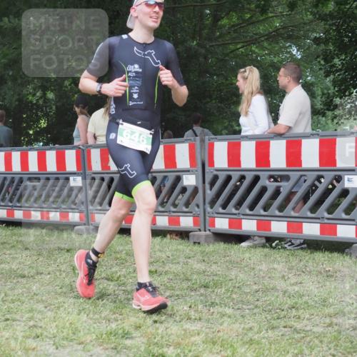 21.06.2025 - 27. Vierlanden-Triathlon KatJ http://msf.ph/oto/8019642 15.06.2025 13:19:06 Ziel 646 meine-sportfotos.de