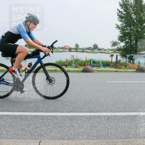 21.06.2025 - 27. Vierlanden-Triathlon H.Heesch http://msf.ph/oto/8019648 15.06.2025 12:02:38 Radfahren 219, 876, 944 meine-sportfotos.de