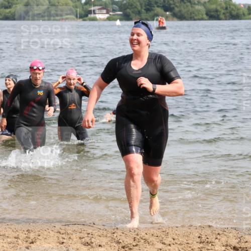 15.06.2025 - 27. Vierlanden-Triathlon Lena Gebhardt http://msf.ph/oto/8019656 15.06.2025 10:17:22 Schwimmen 529, 572, 575, 581, 582, 584, 594 meine-sportfotos.de
