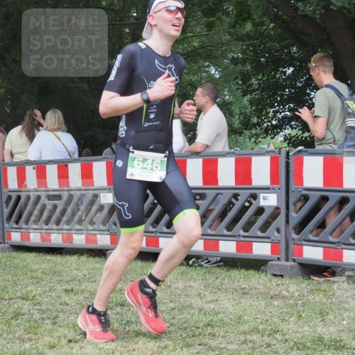 21.06.2025 - 27. Vierlanden-Triathlon KatJ http://msf.ph/oto/8019661 15.06.2025 13:19:07 Ziel 646 meine-sportfotos.de