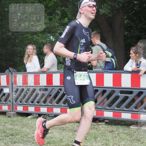 21.06.2025 - 27. Vierlanden-Triathlon KatJ http://msf.ph/oto/8019678 15.06.2025 13:19:07 Ziel 646 meine-sportfotos.de