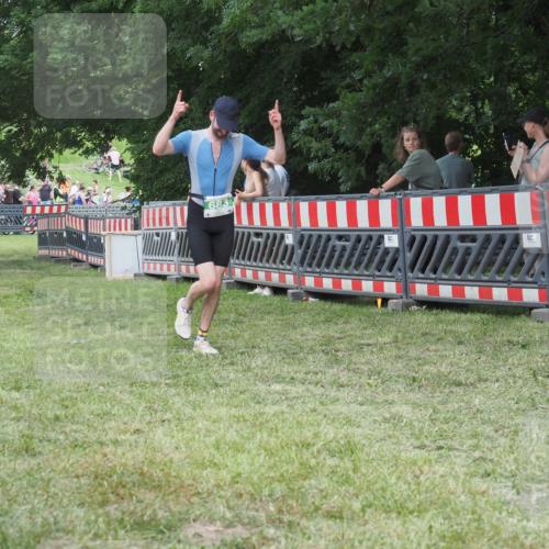 21.06.2025 - 27. Vierlanden-Triathlon KatJ http://msf.ph/oto/8019699 15.06.2025 13:19:19 Ziel 683, 715 meine-sportfotos.de