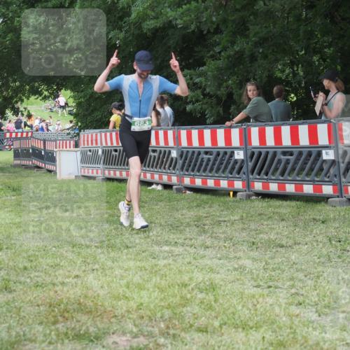 21.06.2025 - 27. Vierlanden-Triathlon KatJ http://msf.ph/oto/8019706 15.06.2025 13:19:19 Ziel 683, 715 meine-sportfotos.de