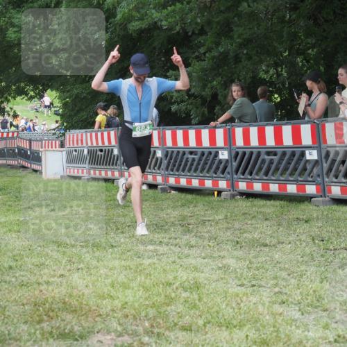 21.06.2025 - 27. Vierlanden-Triathlon KatJ http://msf.ph/oto/8019718 15.06.2025 13:19:19 Ziel 683, 715 meine-sportfotos.de