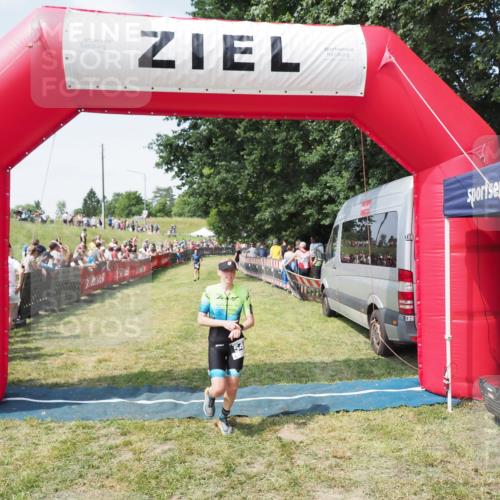 21.06.2025 - 27. Vierlanden-Triathlon MichiJ http://msf.ph/oto/8019721 15.06.2026 11:35:23 Ziel 540 meine-sportfotos.de