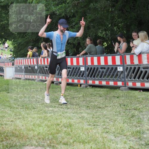 21.06.2025 - 27. Vierlanden-Triathlon KatJ http://msf.ph/oto/8019738 15.06.2025 13:19:19 Ziel 683, 715 meine-sportfotos.de