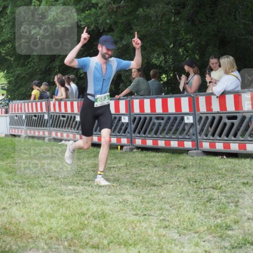 21.06.2025 - 27. Vierlanden-Triathlon KatJ http://msf.ph/oto/8019746 15.06.2025 13:19:19 Ziel 683, 715 meine-sportfotos.de