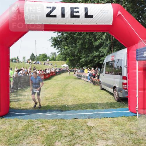 21.06.2025 - 27. Vierlanden-Triathlon MichiJ http://msf.ph/oto/8019782 15.06.2026 11:35:29 Ziel 471, 540 meine-sportfotos.de