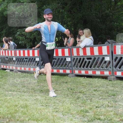 21.06.2025 - 27. Vierlanden-Triathlon KatJ http://msf.ph/oto/8019783 15.06.2025 13:19:20 Ziel 683, 715 meine-sportfotos.de