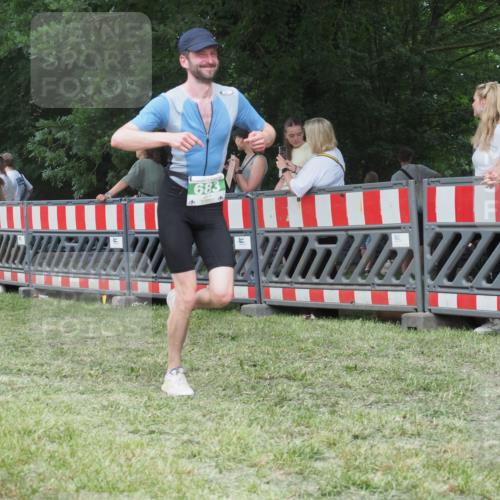 21.06.2025 - 27. Vierlanden-Triathlon KatJ http://msf.ph/oto/8019795 15.06.2025 13:19:20 Ziel 683, 715 meine-sportfotos.de