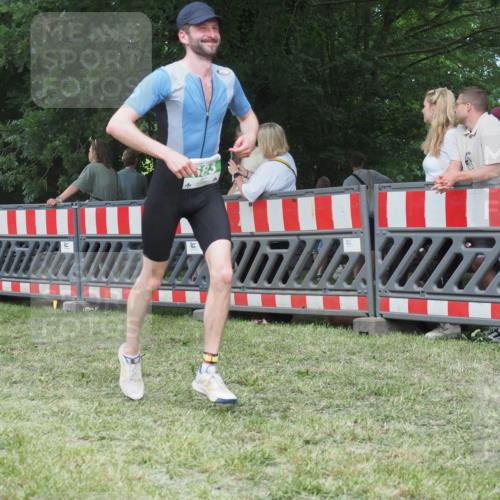 21.06.2025 - 27. Vierlanden-Triathlon KatJ http://msf.ph/oto/8019807 15.06.2025 13:19:20 Ziel 683, 715 meine-sportfotos.de