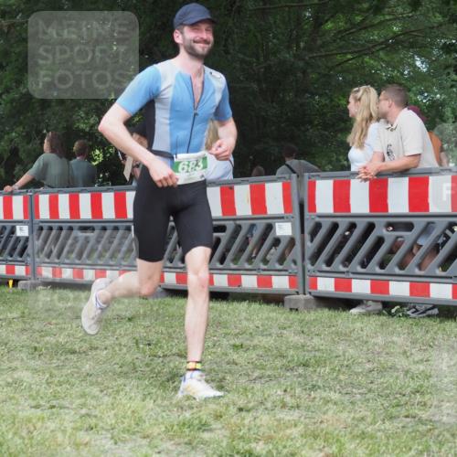 21.06.2025 - 27. Vierlanden-Triathlon KatJ http://msf.ph/oto/8019818 15.06.2025 13:19:20 Ziel 683, 715 meine-sportfotos.de