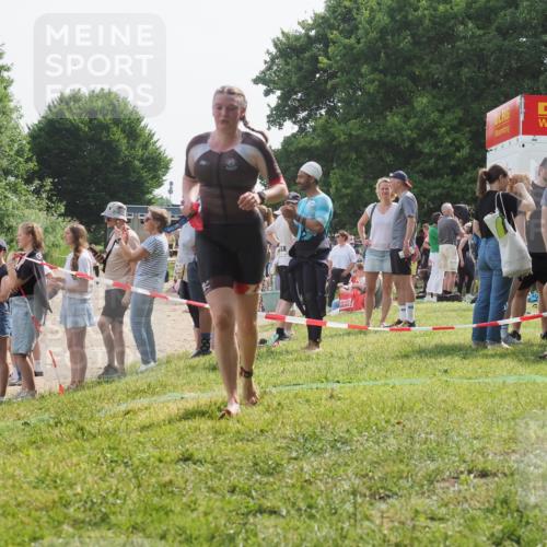 15.06.2025 - 27. Vierlanden-Triathlon KatJ http://msf.ph/oto/8019822 15.06.2025 10:19:23 Schwimmen 474, 558 meine-sportfotos.de