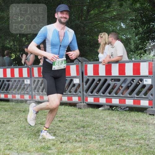 21.06.2025 - 27. Vierlanden-Triathlon KatJ http://msf.ph/oto/8019828 15.06.2025 13:19:20 Ziel 683, 715 meine-sportfotos.de