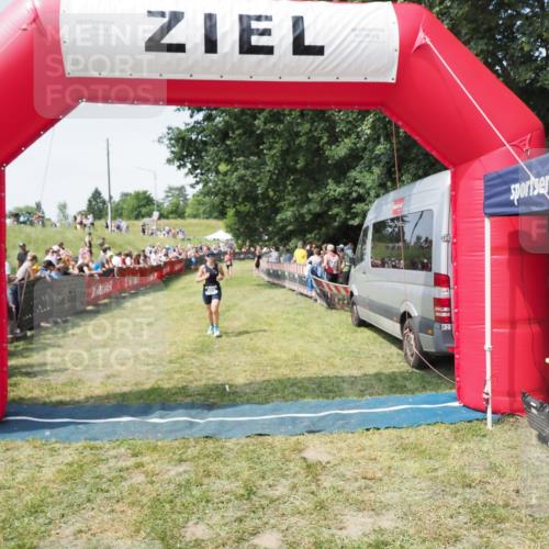 21.06.2025 - 27. Vierlanden-Triathlon MichiJ http://msf.ph/oto/8019837 15.06.2026 11:35:37 Ziel 471, 494 meine-sportfotos.de