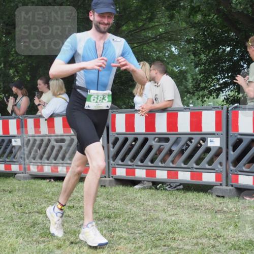 21.06.2025 - 27. Vierlanden-Triathlon KatJ http://msf.ph/oto/8019838 15.06.2025 13:19:20 Ziel 683, 715 meine-sportfotos.de