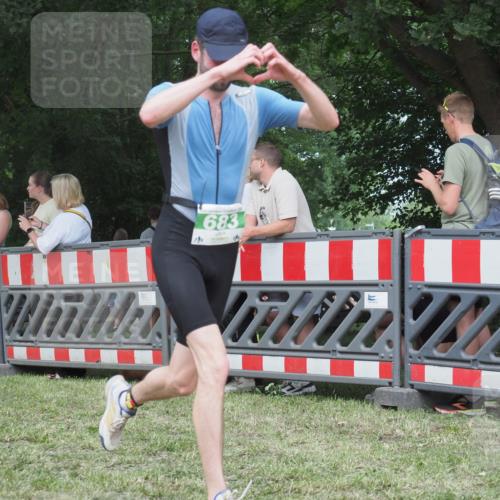 21.06.2025 - 27. Vierlanden-Triathlon KatJ http://msf.ph/oto/8019849 15.06.2025 13:19:20 Ziel 683, 715 meine-sportfotos.de