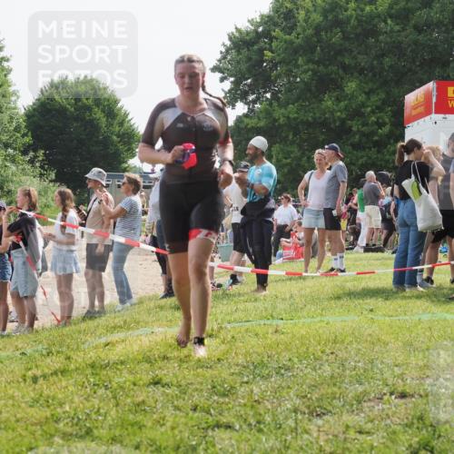 15.06.2025 - 27. Vierlanden-Triathlon KatJ http://msf.ph/oto/8019854 15.06.2025 10:19:23 Schwimmen 474, 558 meine-sportfotos.de