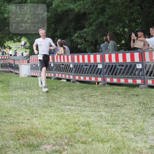 21.06.2025 - 27. Vierlanden-Triathlon KatJ http://msf.ph/oto/8019868 15.06.2025 13:19:28 Ziel 715 meine-sportfotos.de