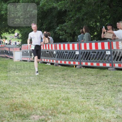 21.06.2025 - 27. Vierlanden-Triathlon KatJ http://msf.ph/oto/8019882 15.06.2025 13:19:28 Ziel 715 meine-sportfotos.de