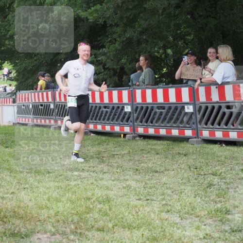 21.06.2025 - 27. Vierlanden-Triathlon KatJ http://msf.ph/oto/8019898 15.06.2025 13:19:28 Ziel 715 meine-sportfotos.de