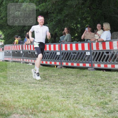 21.06.2025 - 27. Vierlanden-Triathlon KatJ http://msf.ph/oto/8019916 15.06.2025 13:19:29 Ziel 667, 715 meine-sportfotos.de