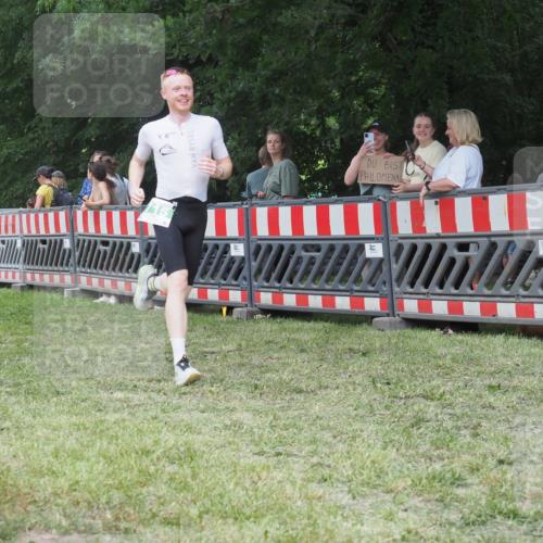21.06.2025 - 27. Vierlanden-Triathlon KatJ http://msf.ph/oto/8019930 15.06.2025 13:19:29 Ziel 667, 715 meine-sportfotos.de